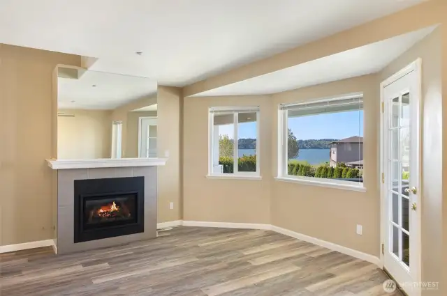 Gas fireplace and beautiful views of Drayton Harbor!
