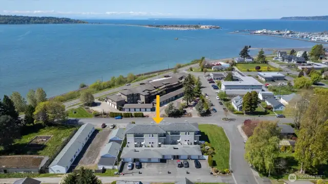 Just a few blocks to Blaine Marine Park, public boat launch, restaurants, and shopping