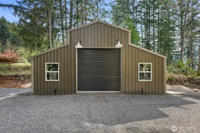 Detached barn garage great for shop or parking