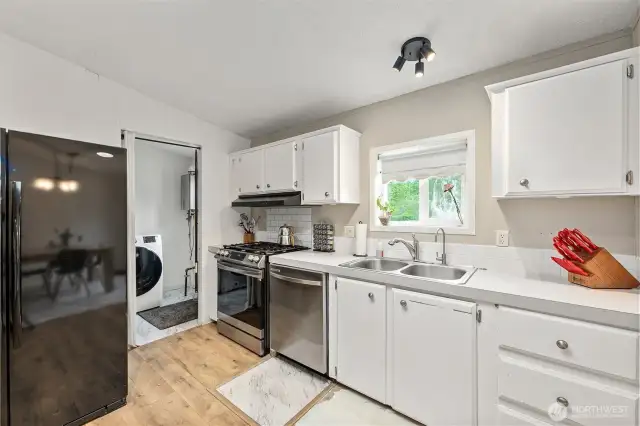 New 5 Burner Gas Range & DW!