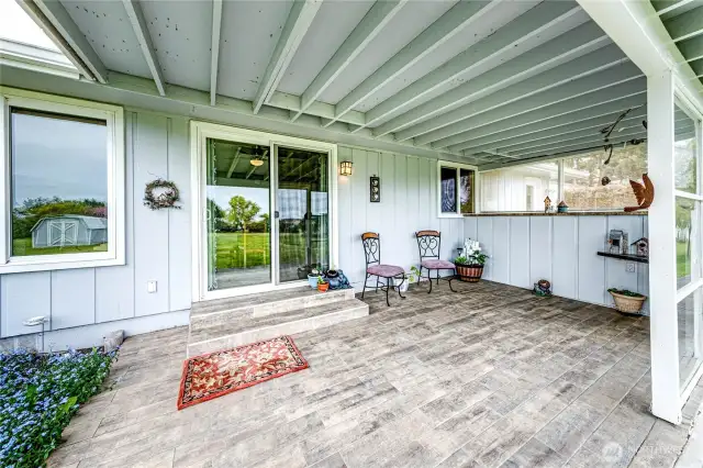 190 sq ft covered patio.