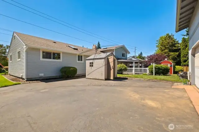 Shed and rear drive way from side gate to shop.
