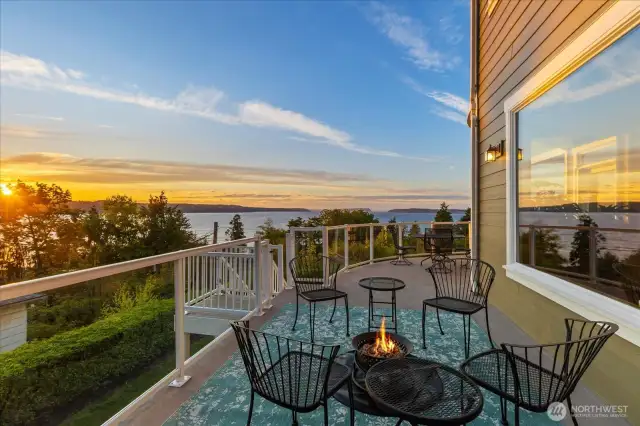 Entertaining deck for sure!