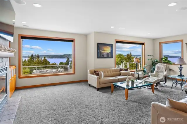 Livingroom with stunning views all around
