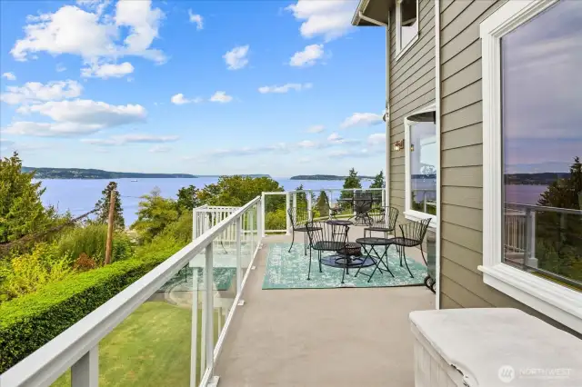 Large deck off kitchen on main floor