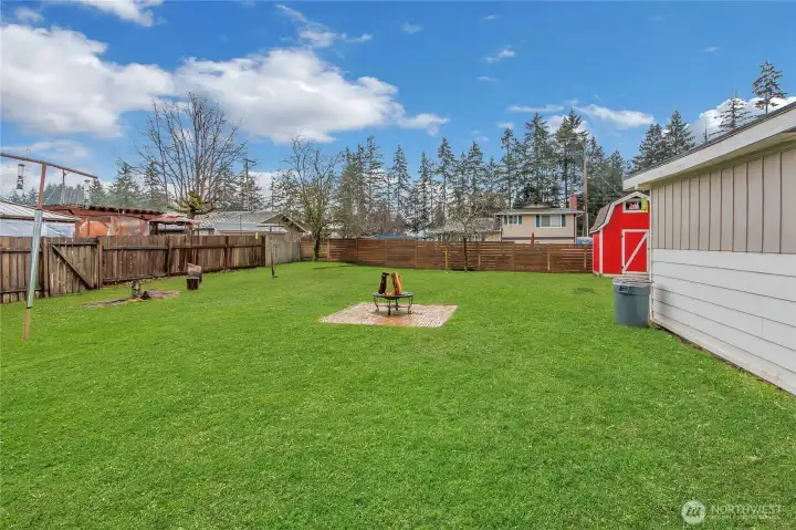 Side yard, grass is photoshopped.