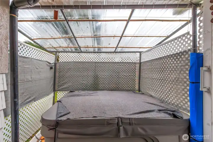 Nice private are with hot tub!