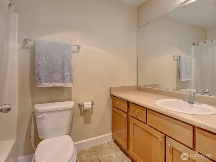 Full Bathroom/Tub and shower