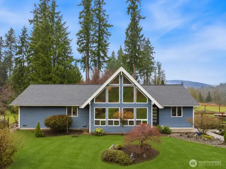 Remodeled modern farmhouse rambler with loft. Panoramic Cascade mountain and foothills view. Remodeled modern farmhouse rambler with loft. Panoramic Cascade mountain and foothills view.