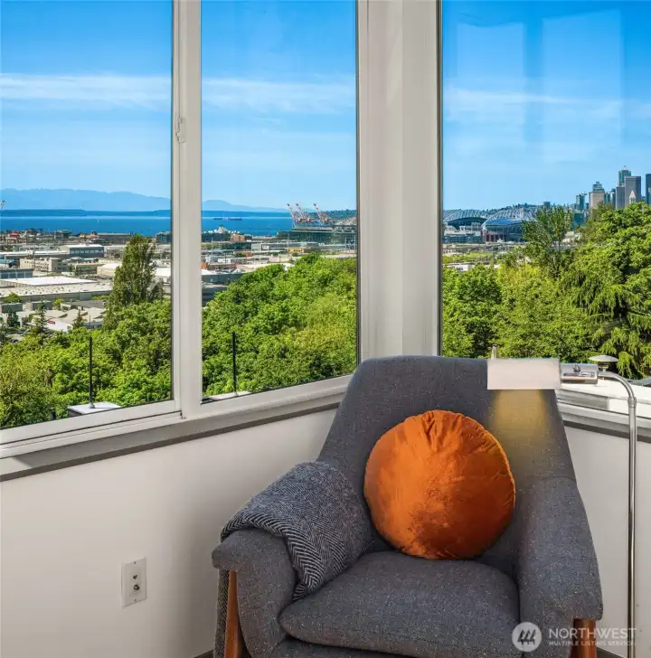 The Sky Nest: your 3rd flex space, opening onto the roof deck.