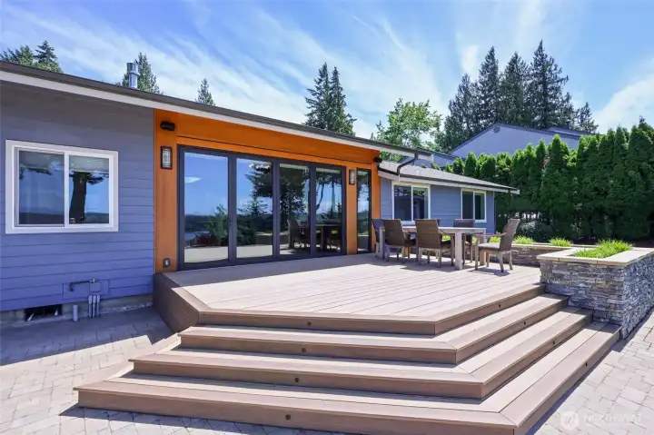 4 large Glass Doors give an amazing view! 4 large Glass Doors give an amazing view!