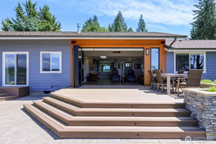 The 4 Glass Doors completey open to deck/patio The 4 Glass Doors completey open to deck/patio