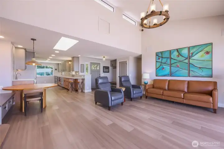 Super high vaulted ceilings with tons of natural light Super high vaulted ceilings with tons of natural light