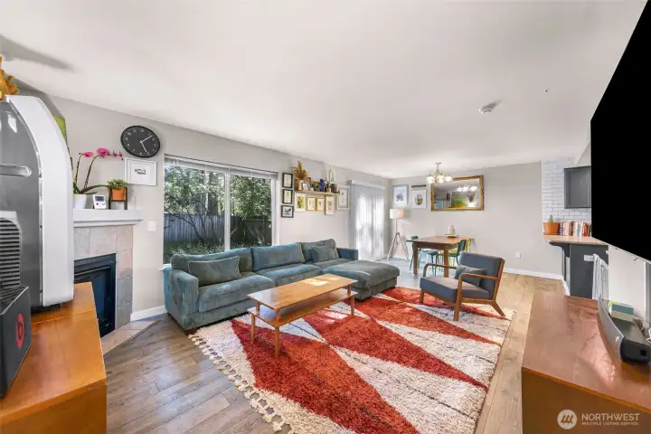 Great living space with plenty of light!