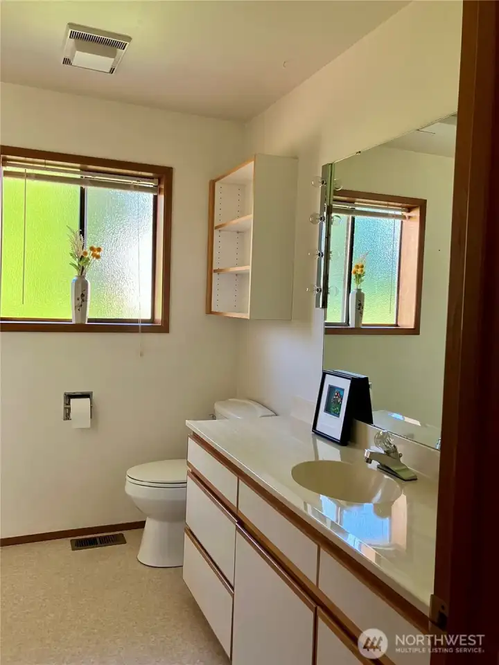 Main Bathroom Main Bathroom