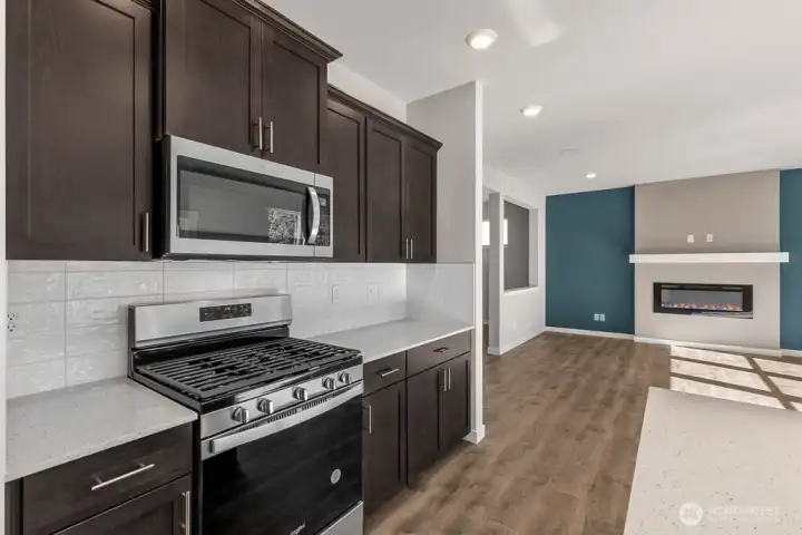 Open design means you're always in the middle of the conversation. Photos are for representational purposes only. Colors and options may vary.