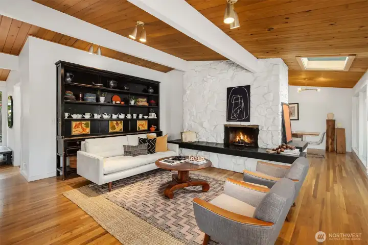 Easy circular floorplan with many great living spaces.