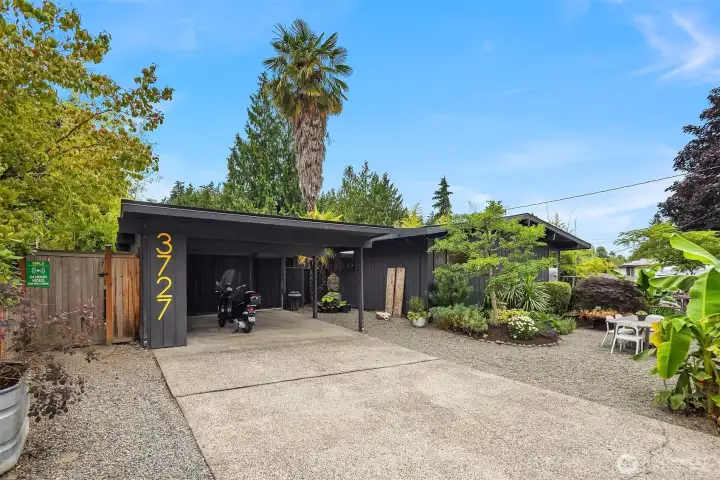 Stroll from this fab location to downtown MI's shops, dining, parks, light rail, & more!