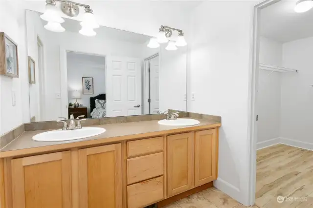 Double sink vanity for primary en suite