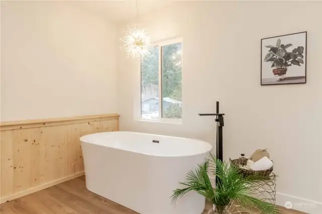 Great tub for soaking and looking out at the stars on a clear night