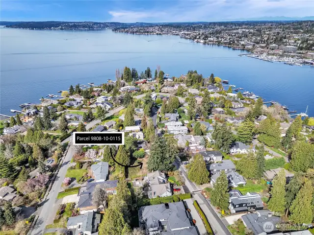 Specious Lot in a prime locaiton in Yarrow Point off Lake Washington close to downtown Kirkland.