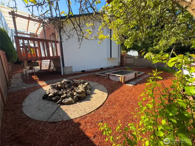Side of the house has large firepit area with lots of space for gardening enthusiasts.