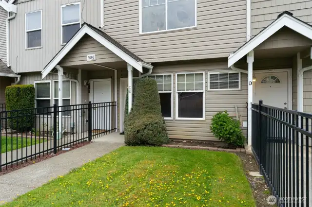 Well maintained grounds by the HOA so you can enjoy more time at nearby beaches, shopping, restaurants and more.