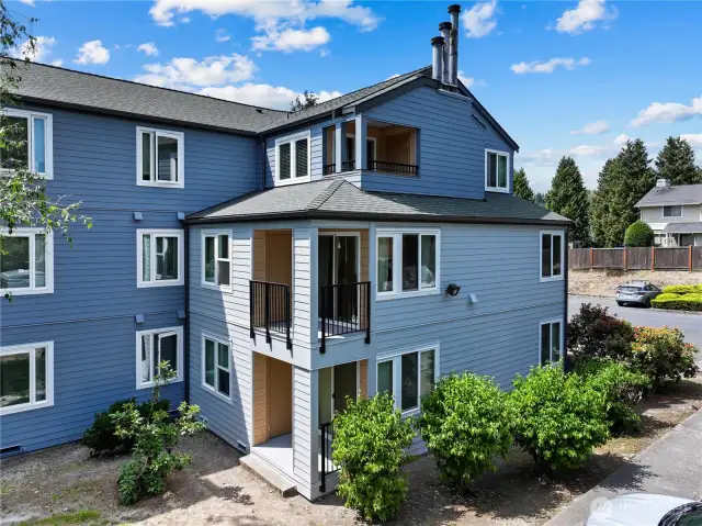 Second floor, corner/end unit