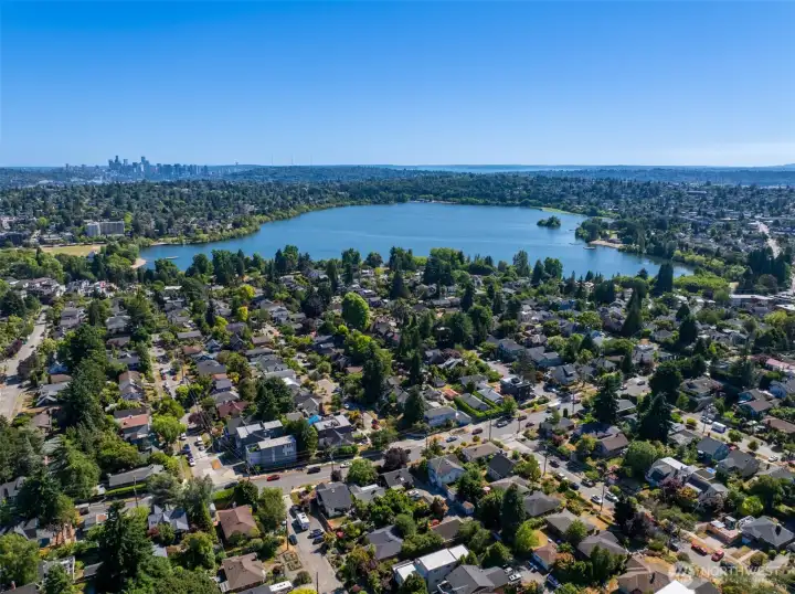 Excellent proximity to Green Lake, and neighborhood hot spots, plus convenient freeway and LINK Light rail access