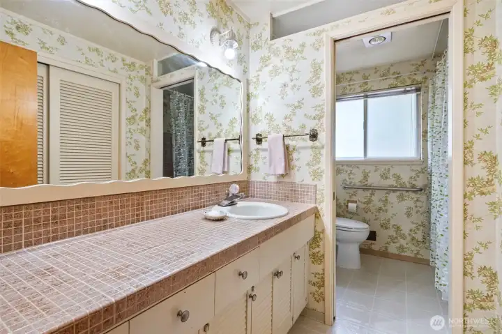 Additional full bath on main/upper.