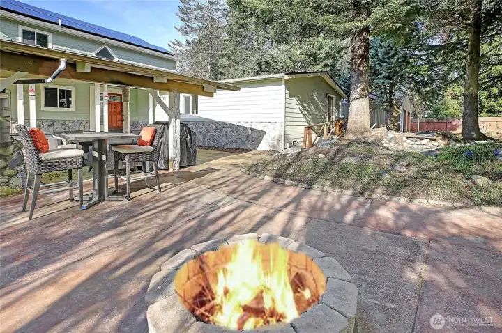 Enjoy the outdoor fire pit all year round, next to the covered patio with additional fireplac.