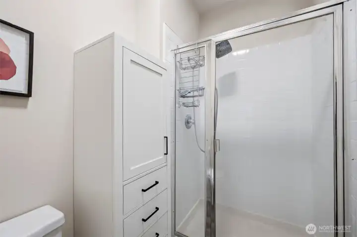 Nicely kept bath with practical layout.