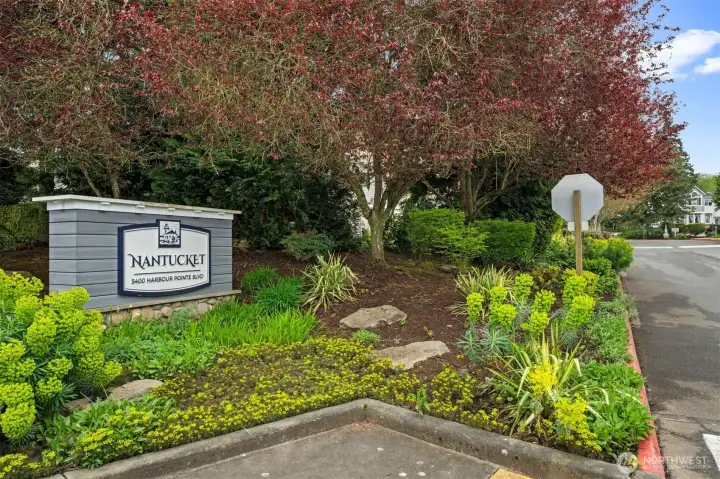 Well-maintained Harbour Pointe community with mature landscaping.