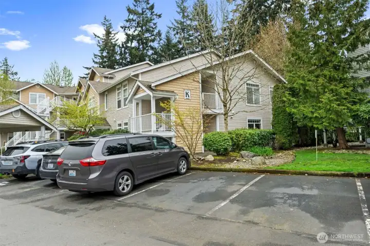 Welcoming ground-level end-unit residence in desirable Harbour Pointe community with convenient no-stairs access.