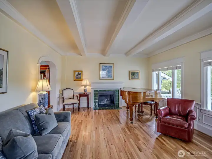 Spacious living room with new gas fireplace mantel and tiling.