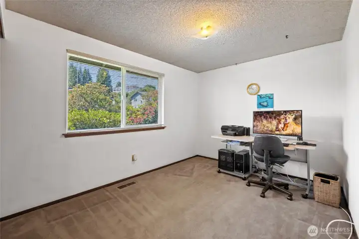 2nd bedroom on the upper