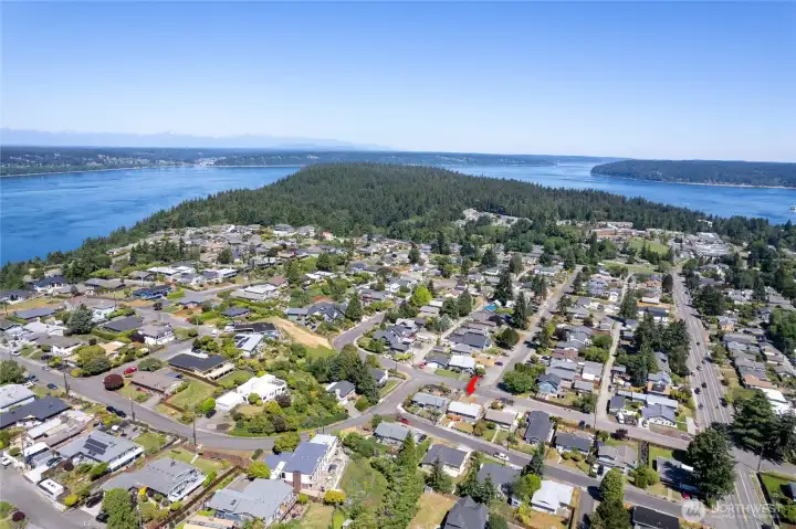 Located only a few blocks from Pt. Defiance for easy access to the trails, Owen Beach, Rose Garden, and Zoo!