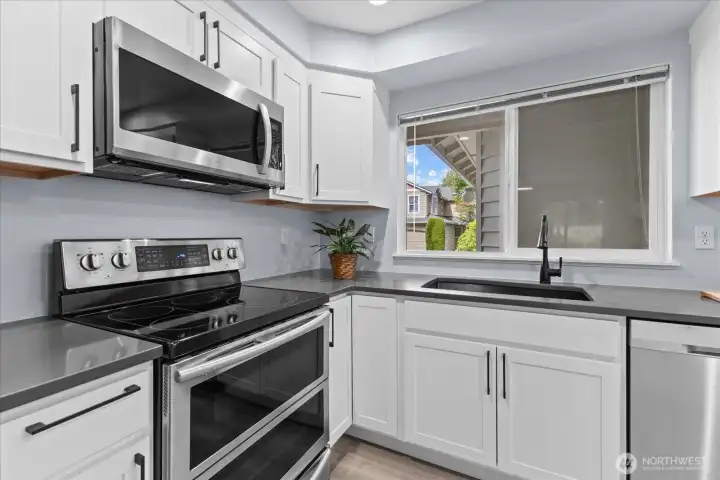 This Samsung double oven is a standout feature of the kitchen and is sure to become your favorite appliance for effortless entertaining. This Samsung double oven is a standout feature of the kitchen and is sure to become your favorite appliance for effortless entertaining.