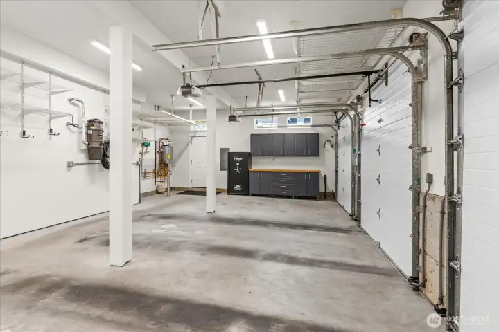 3 car attached garage w/workbench area/storage 3 car attached garage w/workbench area/storage