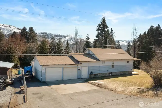 Welcome to 2391 Albin Drive, Entiat, WA. 98822. Brand new 30 year composition roof will be installed prior to closing!