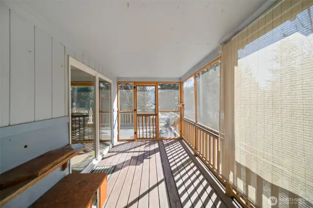 Screen-in porch.