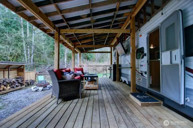 Expansive deck
