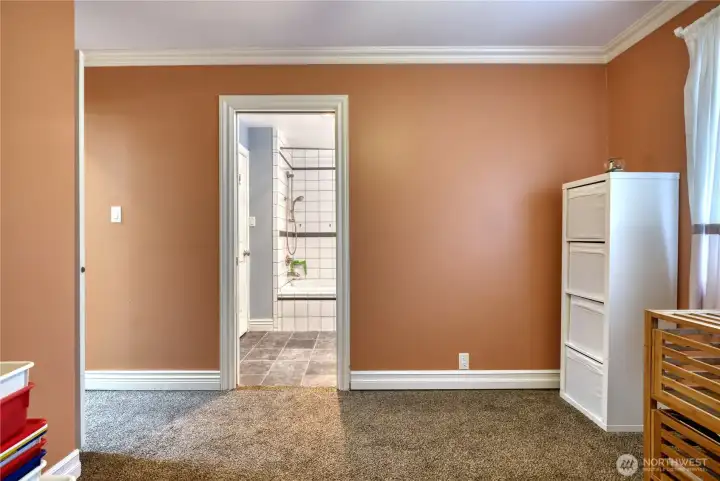 2nd Bed access to main bath