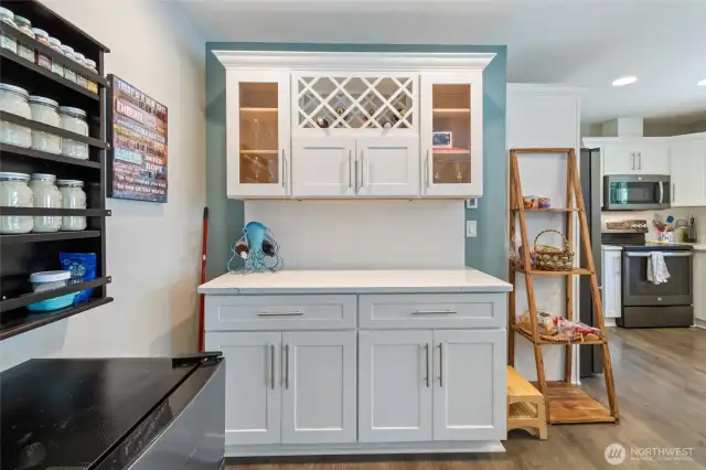 Wet bar for your beverages or entertaining.
