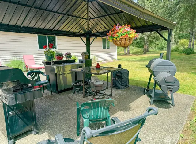 Outdoor kitchen with patio and all the fixings!
