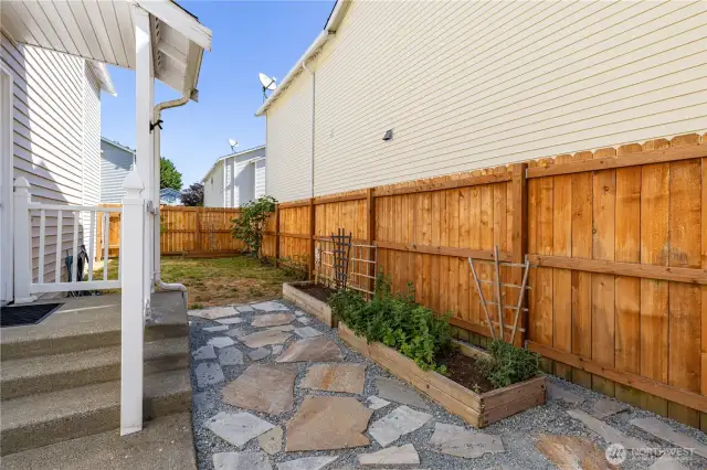 Side yard w/ rasied garden