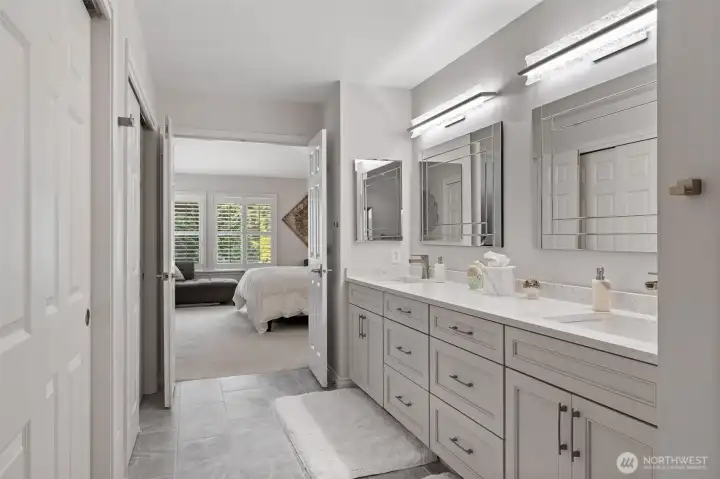 From this angle, the ensuite bathroom reveals its spacious layout and refined details.