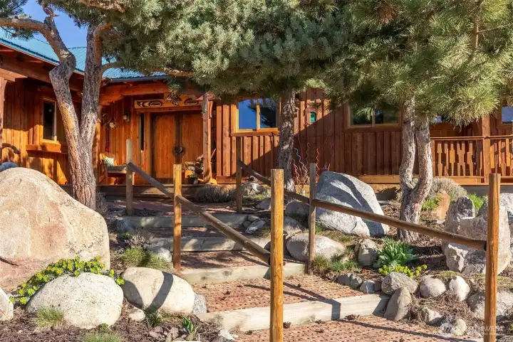 With artfully sculpted pines and massive boulders, it's the laid-back nature-lover's version of a grand entrance.