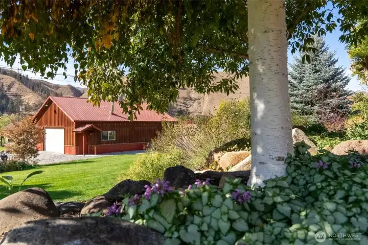 1200 sf heated garage with attached 800sf carport.