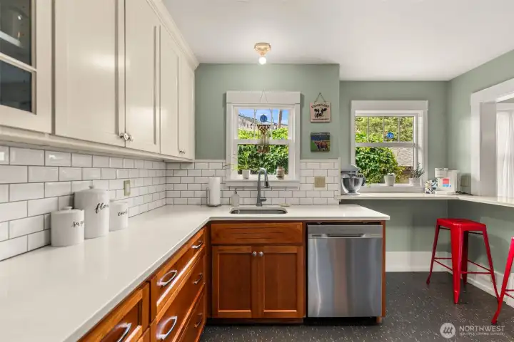 Quartz countertops and well kept cabinetry make this kitchen so welcoming!